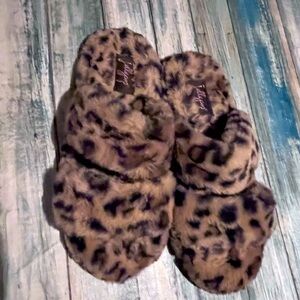 Jellypop fuzzy leopard open toe front slippers size large
